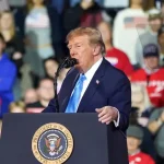Trump sľúbil rešpektovať výsledky volieb, ale pridal podmienku
