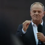 Tusk chce po útokoch na školách každodenné policajné hliadky v každej škole