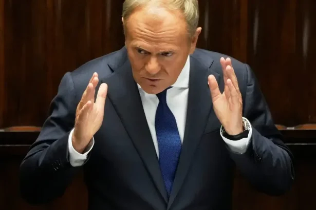 Tusk kritizuje ukrajinské oslavy UPA. Poľsko vraj stoplo rokovania o pomoci