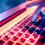 Umělá inteligence odhalila závažné problémy. Několik vládních webů čelí výpadkům