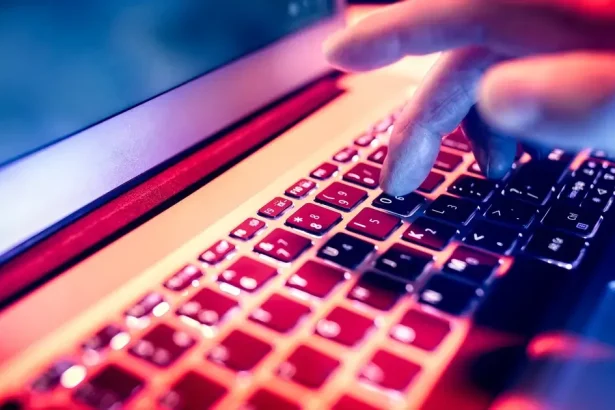 Umělá inteligence odhalila závažné problémy. Několik vládních webů čelí výpadkům