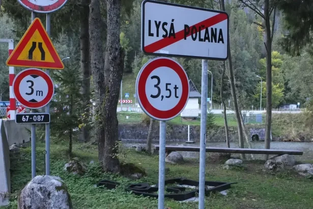 Unikátny tatranský dizajn potichu chátra. Namiesto záchrany kovaných kamzíkov nové vlajky?