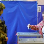 Urny k domom, ozbrojenci v sprievode. Takto vyzerali ruské voľby na okupovaných územiach