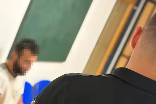 V autobuse sa spolucestujúcemu vyhrážal smrťou, mužovi hrozí ročné väzenie