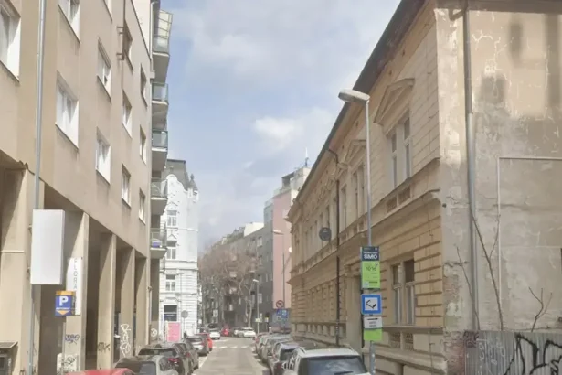 V centre Bratislavy uzavreli cestu, polícia varuje pred padajúcou stenou