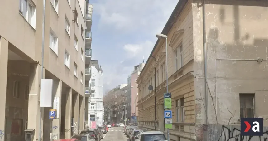 V centre Bratislavy uzavreli cestu, polícia varuje pred padajúcou stenou