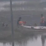 V Indii sa prevrátila loď s deťmi plaviacimi sa na festival, zahynulo najmenej 13 z nich