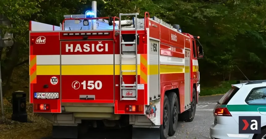V Závadke horel rodinný dom, pri požiari sa zranila jedna osoba