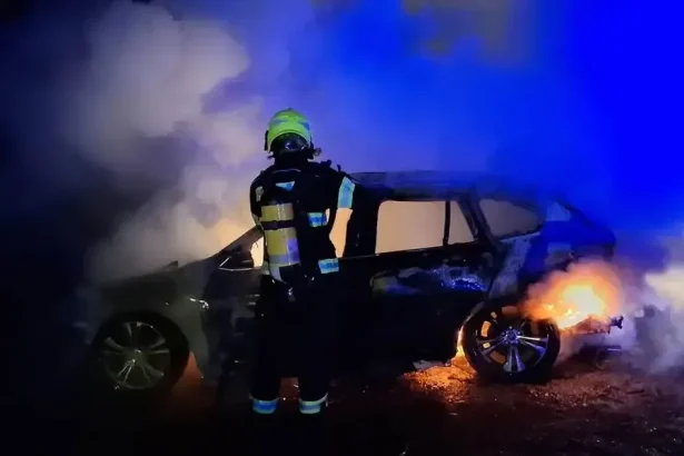 V Žilinskej Lehote horel v noci automobil, hasiči potvrdili, že ho podpálila neznáma osoba