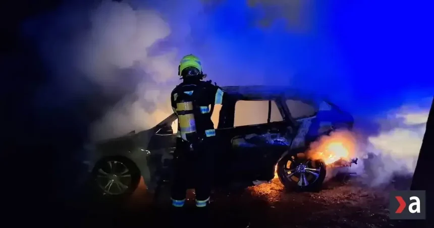V Žilinskej Lehote horel v noci automobil, hasiči potvrdili, že ho podpálila neznáma osoba
