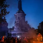 Vláda po nepokojoch sprísňuje opatrenia, o zákazoch vychádzania rozhodnú miestne úrady
