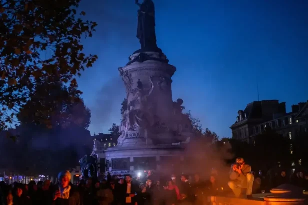 Vláda po nepokojoch sprísňuje opatrenia, o zákazoch vychádzania rozhodnú miestne úrady