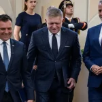 Vláda sa dokáže obhájiť už iba strachom z vojny. Fico vyšiel z krízy prvýkrát slabší