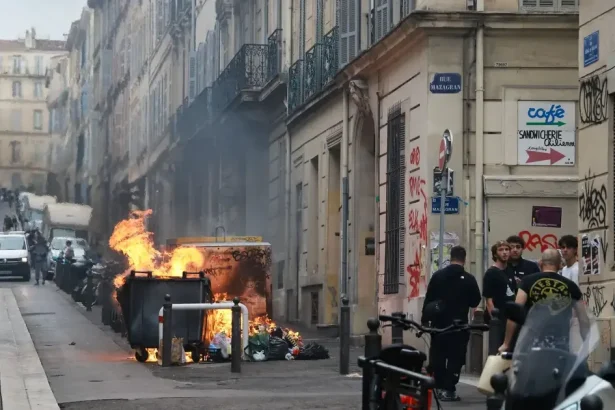 Vo Francúzsku eskaluje napätie. Tisíce študentov protestujú, stovky zranených