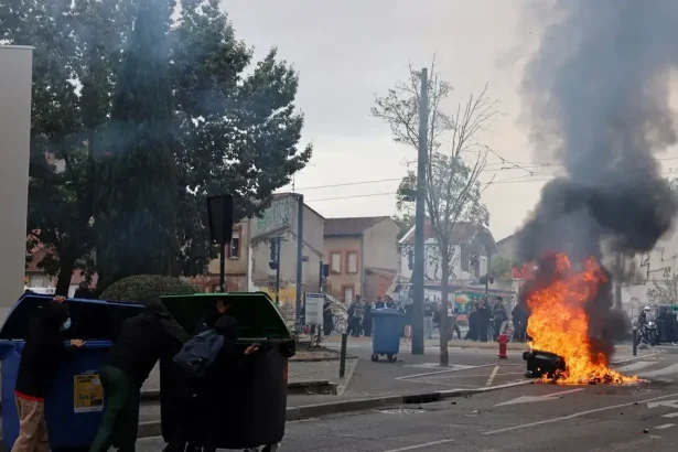 Vo Francúzsku vypukli rozsiahle protesty, do ulíc vyšli desaťtisíce ľudí