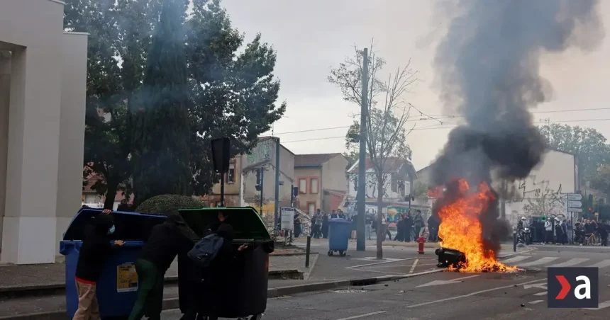 Vo Francúzsku vypukli rozsiahle protesty, do ulíc vyšli desaťtisíce ľudí