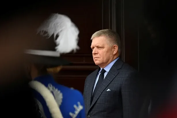 Vo vlakoch pokračuje polovičné cestovné aj v novembri, uviedol Fico