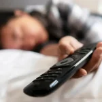Zaspávate pri zapnutej televízii? Odborníci varujú, čo to prezrádza o vašom zdraví