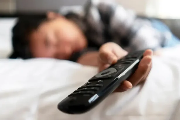 Zaspávate pri zapnutej televízii? Odborníci varujú, čo to prezrádza o vašom zdraví