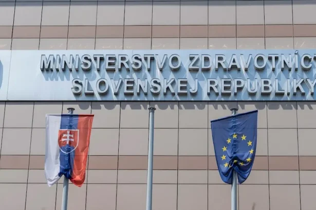 Zmeny v pandemickej komisii vlády prinesú menej stálych členov aj online rokovania