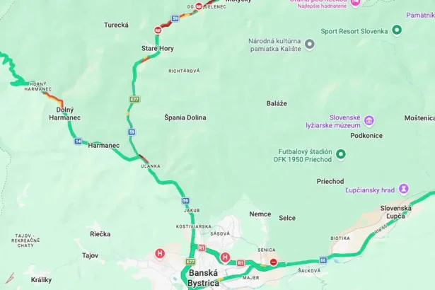 Zrážka kamiónov a auta zablokovala cestu pod Donovalmi
